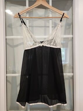 NWT La Vie En Rose Black and White Lace Trim Babydoll Chemise